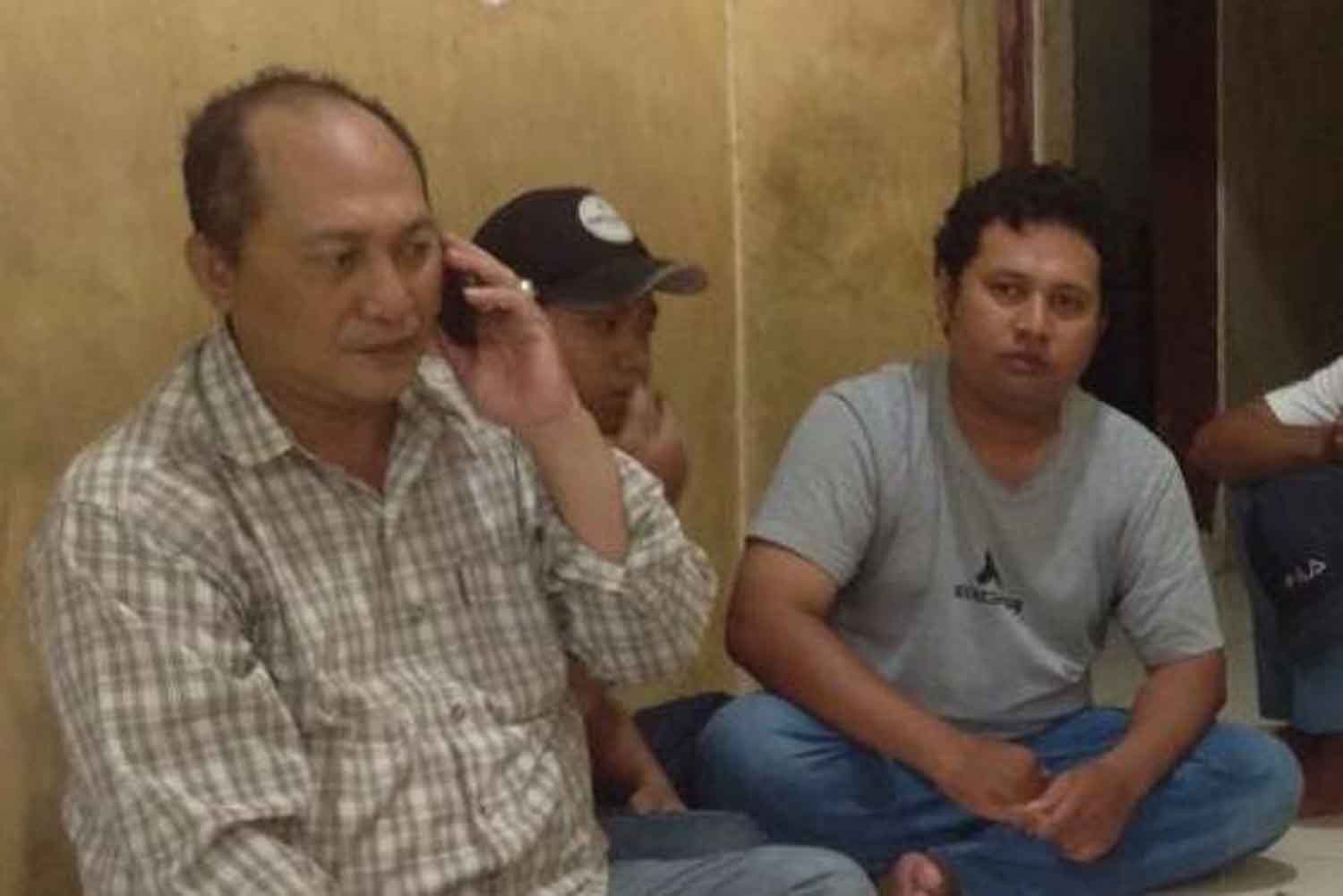 Deni (kaos oblong, tiga dari kiri)

