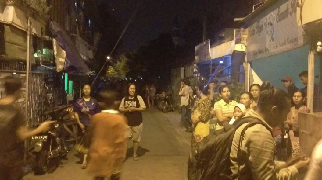 Warga sekitar kawasan Jl Sikatan yang gempar mendengar baku tembak/Foto: Narendra Bakri