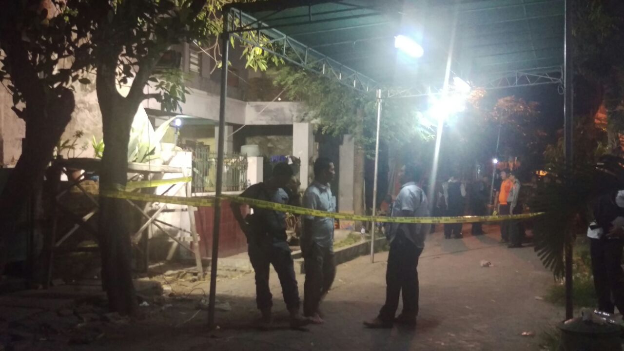 Suasana usai penggerebekan rumah Teguh