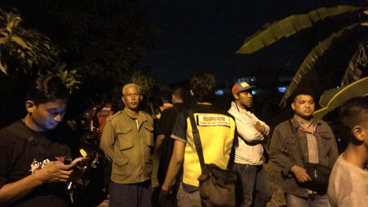 Suasana Warga Gang Makam Jalan Kendung, Benowo bergerombol mencari komplotan teroris.