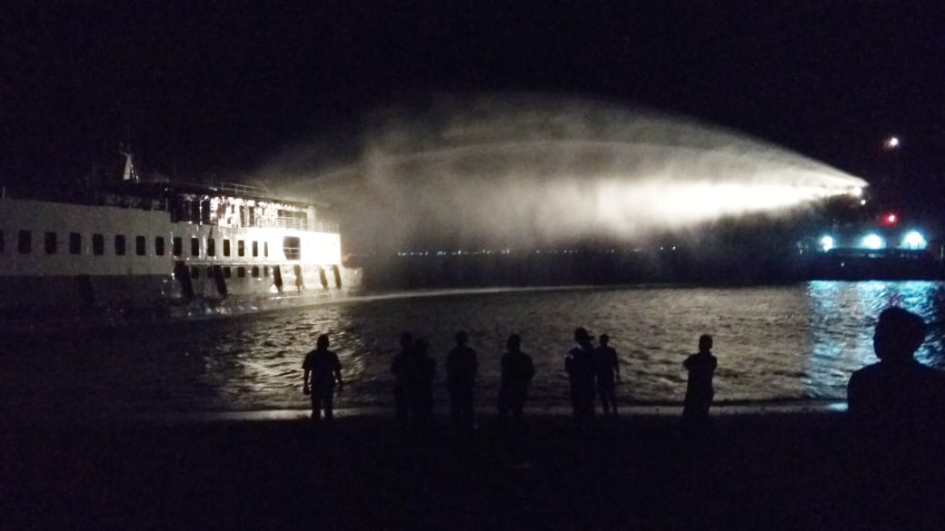 Proses pemadaman kapal terbakar di Selat Bali