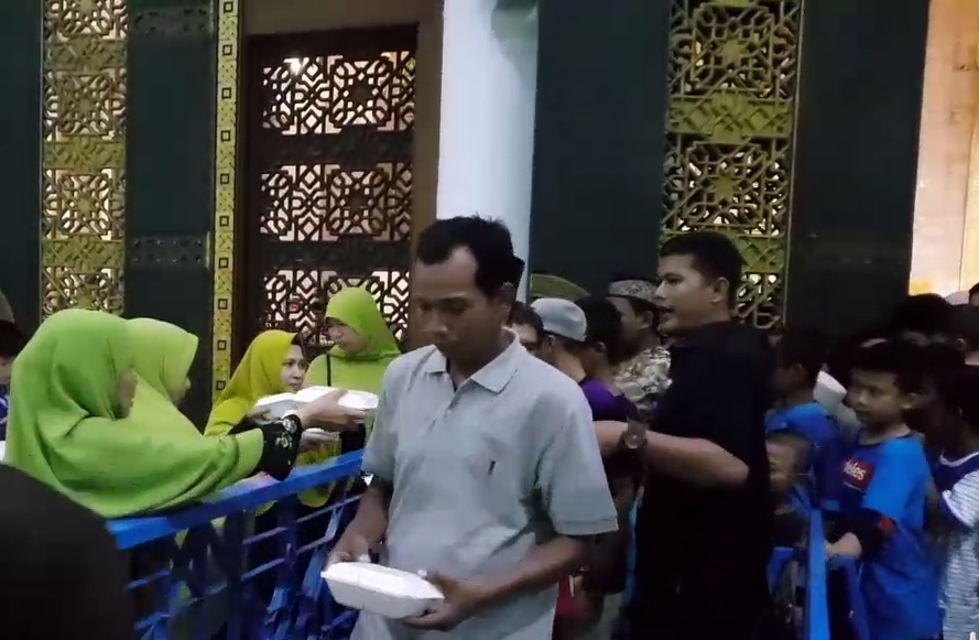 Pembagian makanan untuk buka puasa di Masjid Al Akbar, Surabaya.