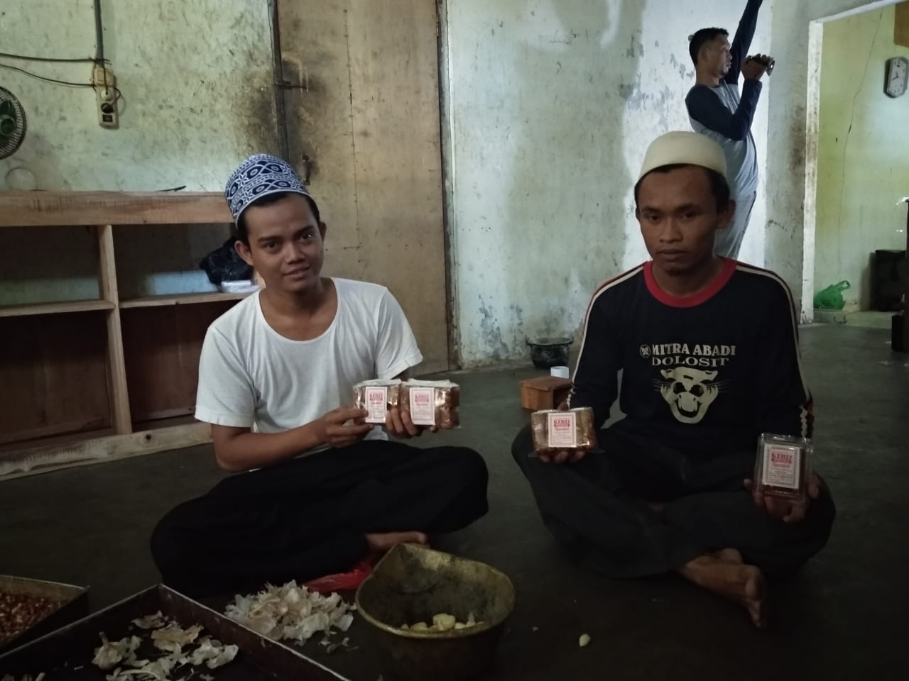 Dua santri menunjukkan sambal pecel yang sudah dikemas/Foto: Mita Kusuma