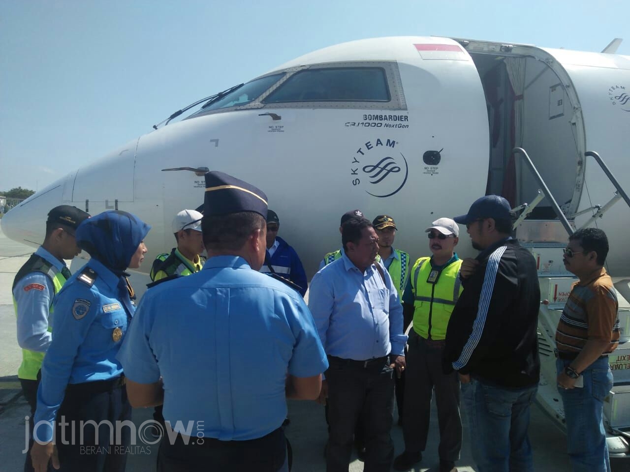 Proses evakuasi dua anggota DPRD Banyuwangi yang bercanda soal bom di Bandara Banyuwangi/Foto: Istimewa