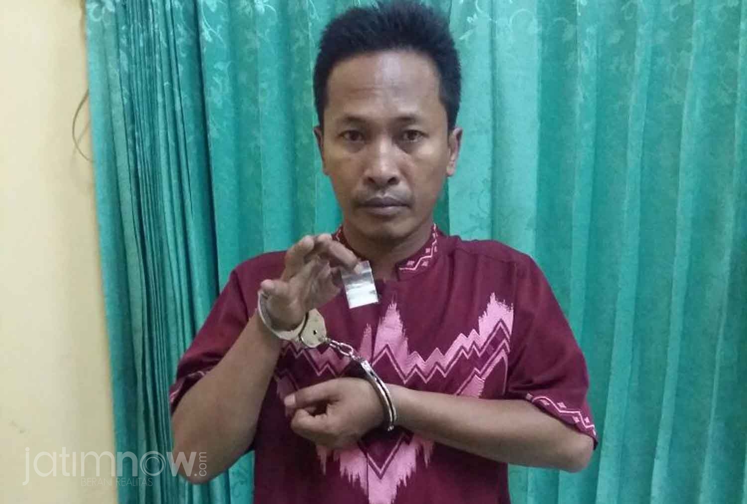 Tersangka menunjukkan barang bukti/Foto: Istimewa