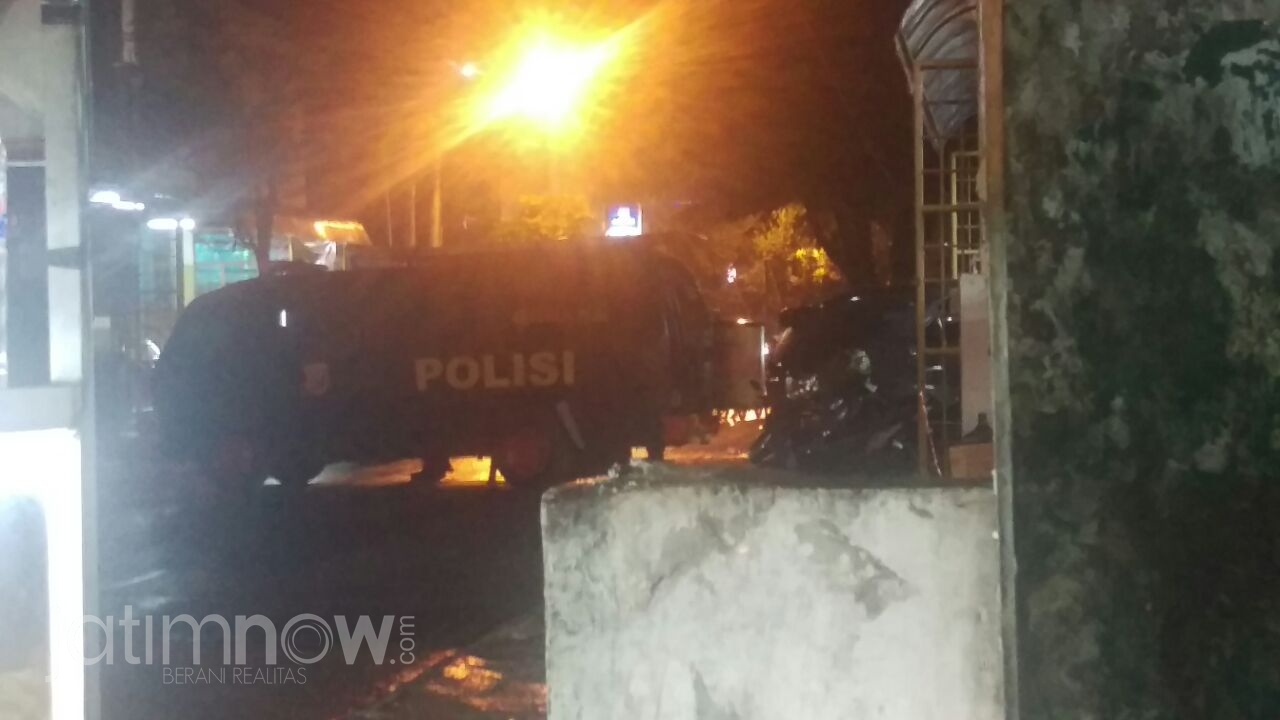 Mobil penjinak bom milik Gegana Polda Jatim datang ke lokasi penemuan tas