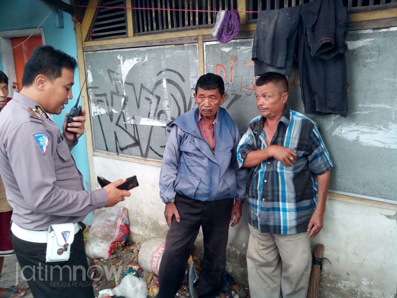 Petugas berhasil mengamankan dua kakek pencuri/Foto: Istimewa