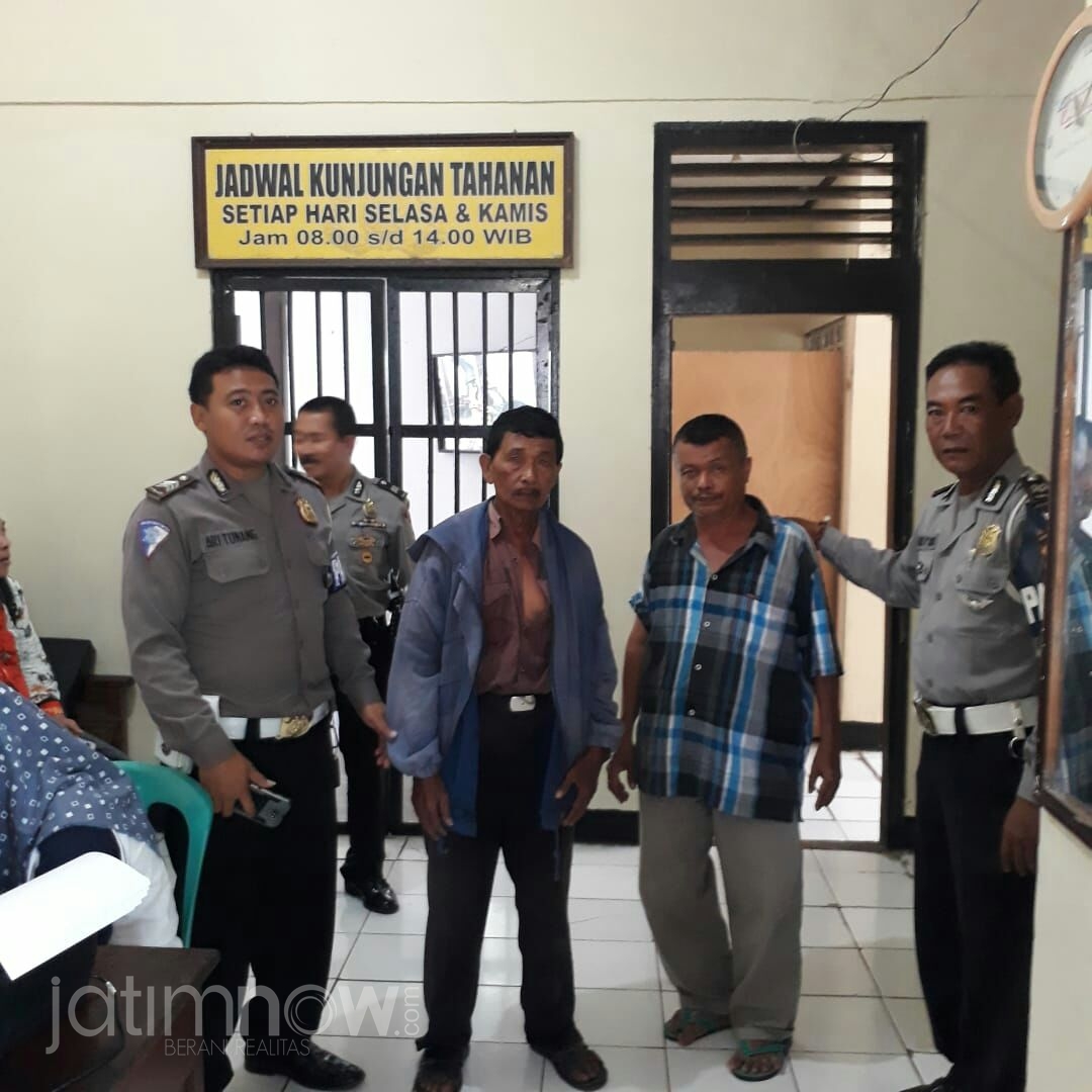 Berita Foto: Panik, Dua Kakek Pencuri Kabur ke Kerumunan Polisi