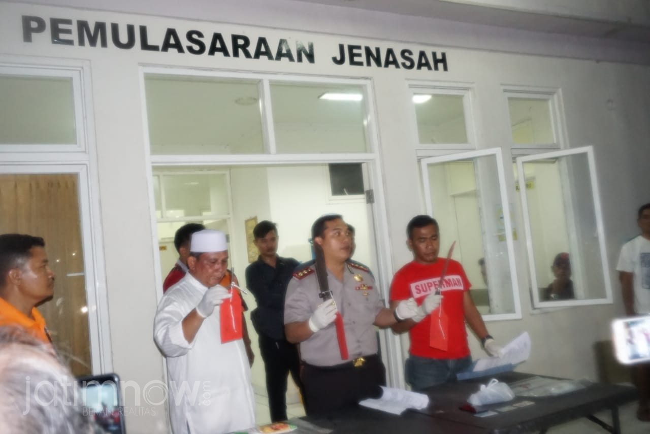 Petugas menunjukkan barang bukti milik pelaku/Foto: Istimewa.