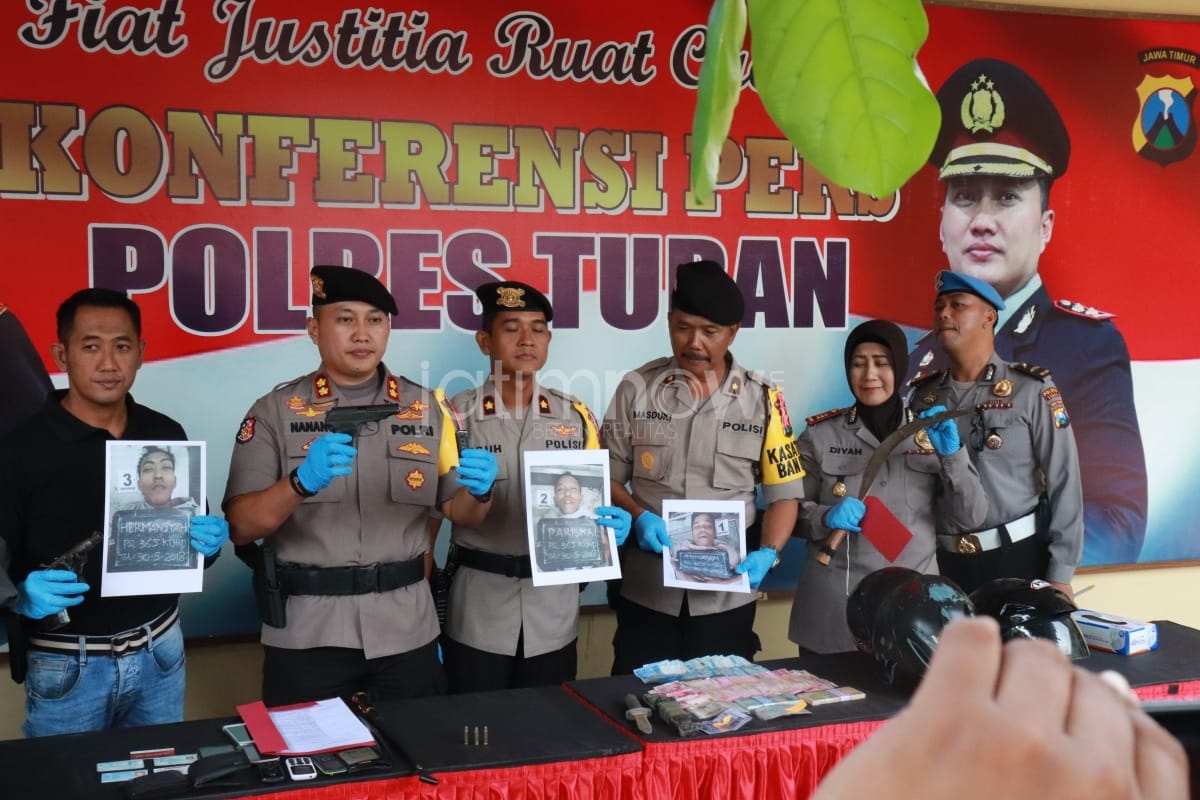 Kapolres menunjukkan barang bukti dan foto tersangka./Foto: Istimewa