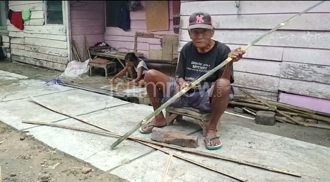  Tukiman (84) dan Gisah (80) membuat tampah./Foto: Irul Hamdani
