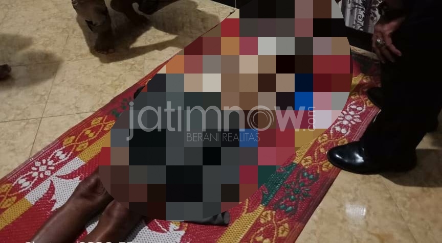 Polisi saat mengidentifikasi tubuh Kakek kaderi/Glorian