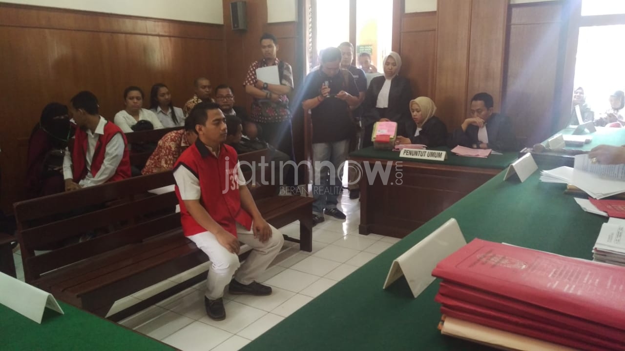 Terdakwa mendengarkan putusan hakim./Foto: Istimewa.