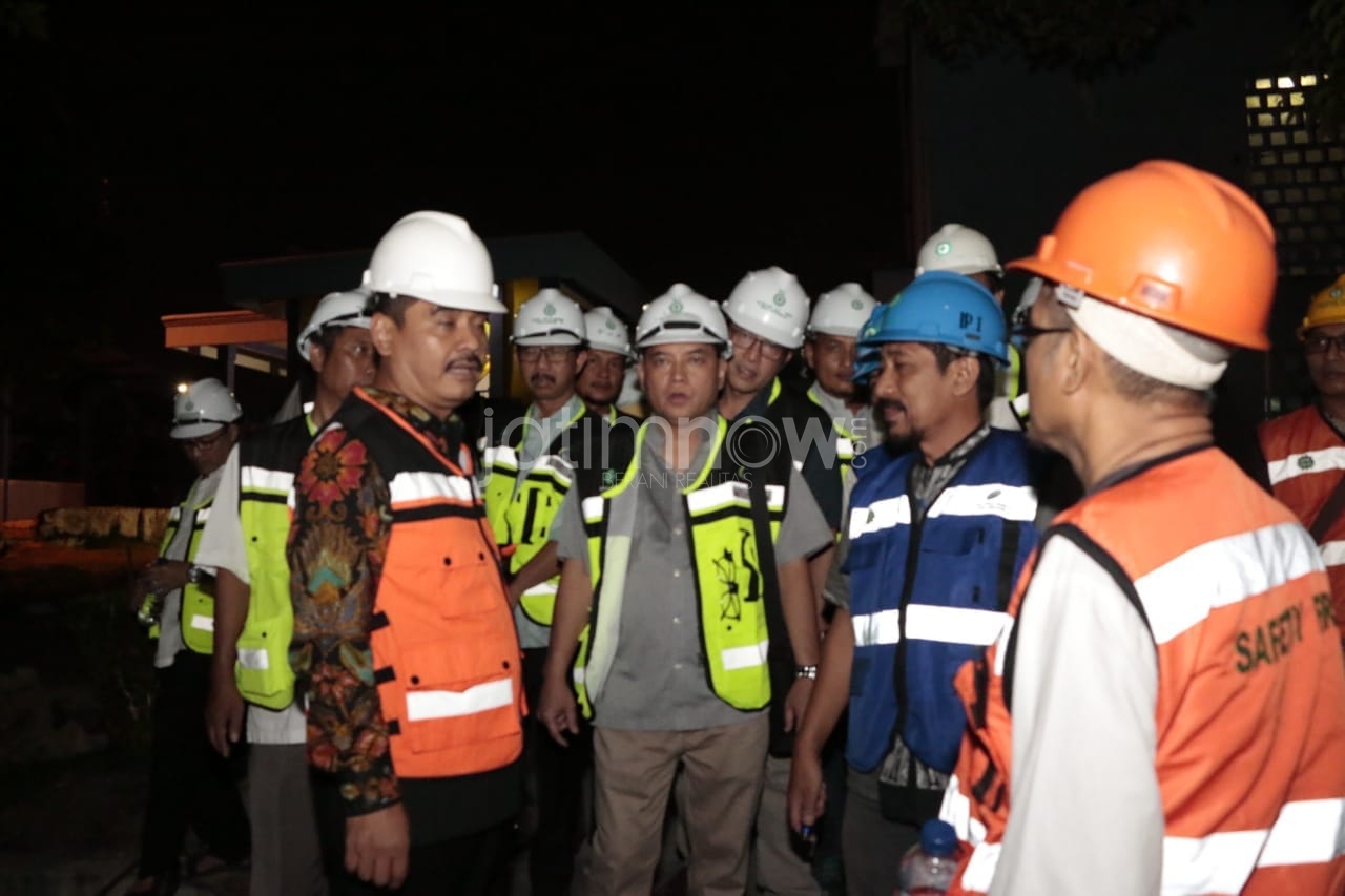 Jajaran Direksi dan Manajemen PDAM Surya Sembada saat melakukan inspeksi/Foto: Istimewa.