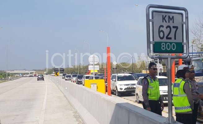 Petugas mengatur lalu lintas di tol./Foto: Mita Kusuma.