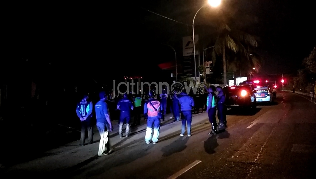 Petugas saat mengamankan area mesin ATM yang terbakar./Foto: Jajeli Rois.