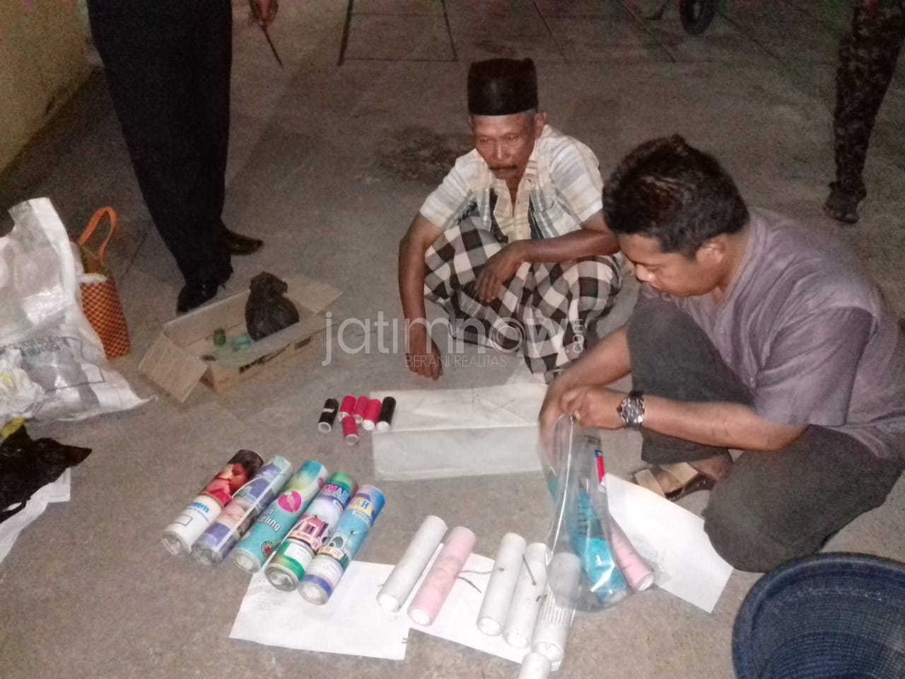 Petugas menyita mercon dari tersangka./Foto: Istimewa.