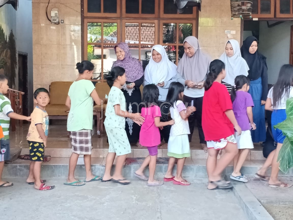 Antrean 1.000 Penerima Zakat di Trenggalek Mengular