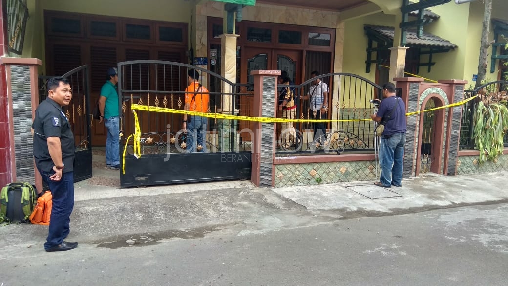 Petugas memberi garis polisi di TKP./CF Glorian.