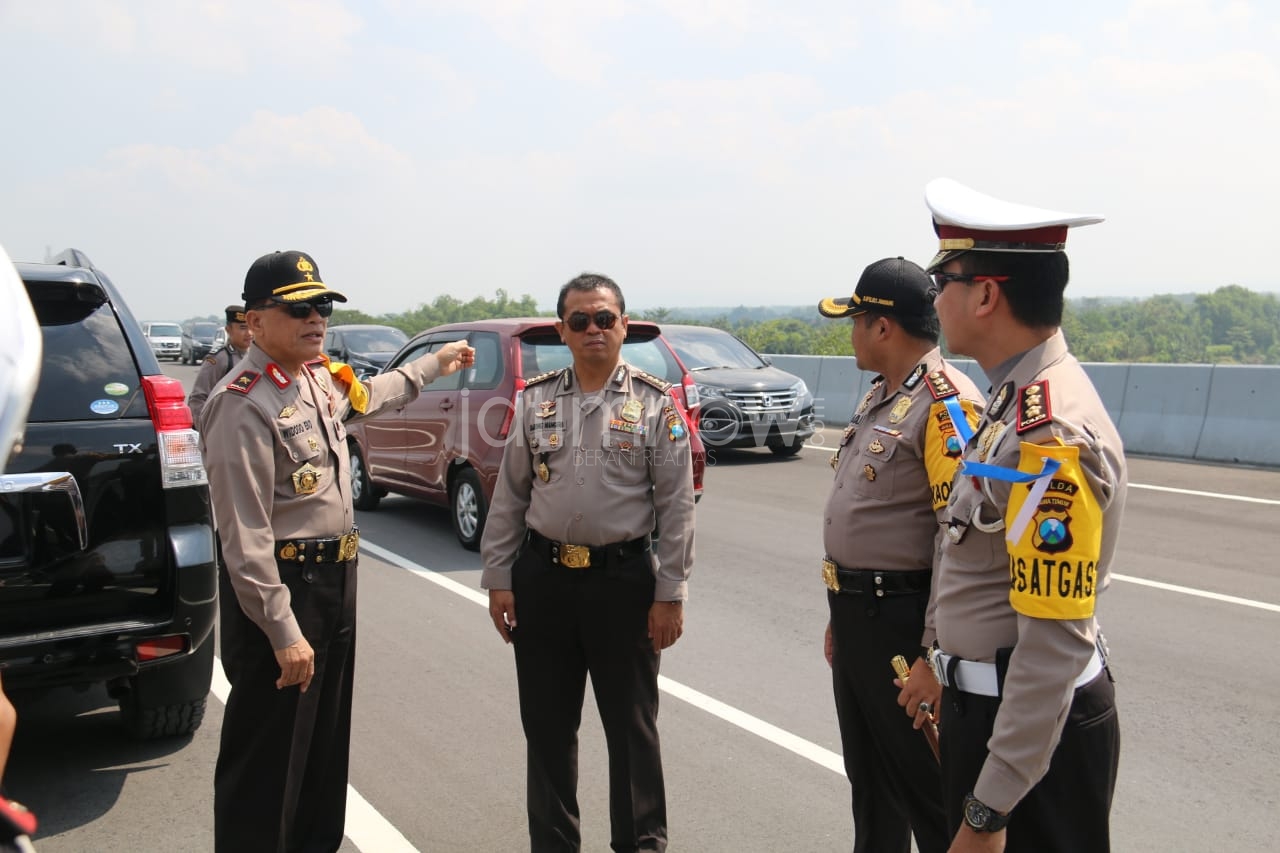 Wakapolda Jatim Brigjen Pol Widodo Eko Prihastopo meninjau pos lebaran di Mengkreng./Foto: Humas Polda Jatim.