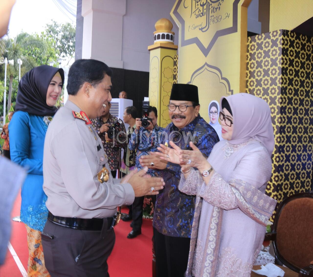 Kapolda Jatim  Irjen Pol Machfud Arifin bersama istri saat halal bi halal dengan Gubernur Soekarwo./Foto: Jajeli Rois.