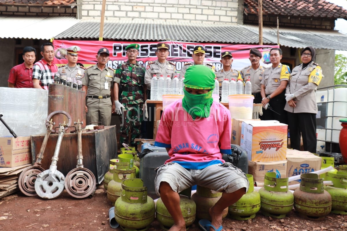 Tersangka dan barang bukti yang disita petugas./Foto: Humas Polres Tuban for jatimnow.com.