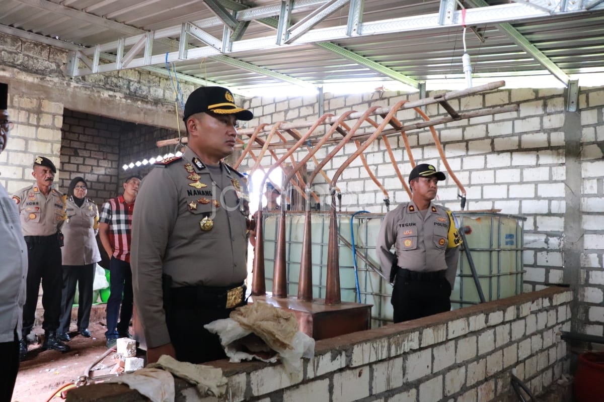 Kapolres Tuban AKBP Nanang Haryono melihat peralatan untuk memproduksi miras.