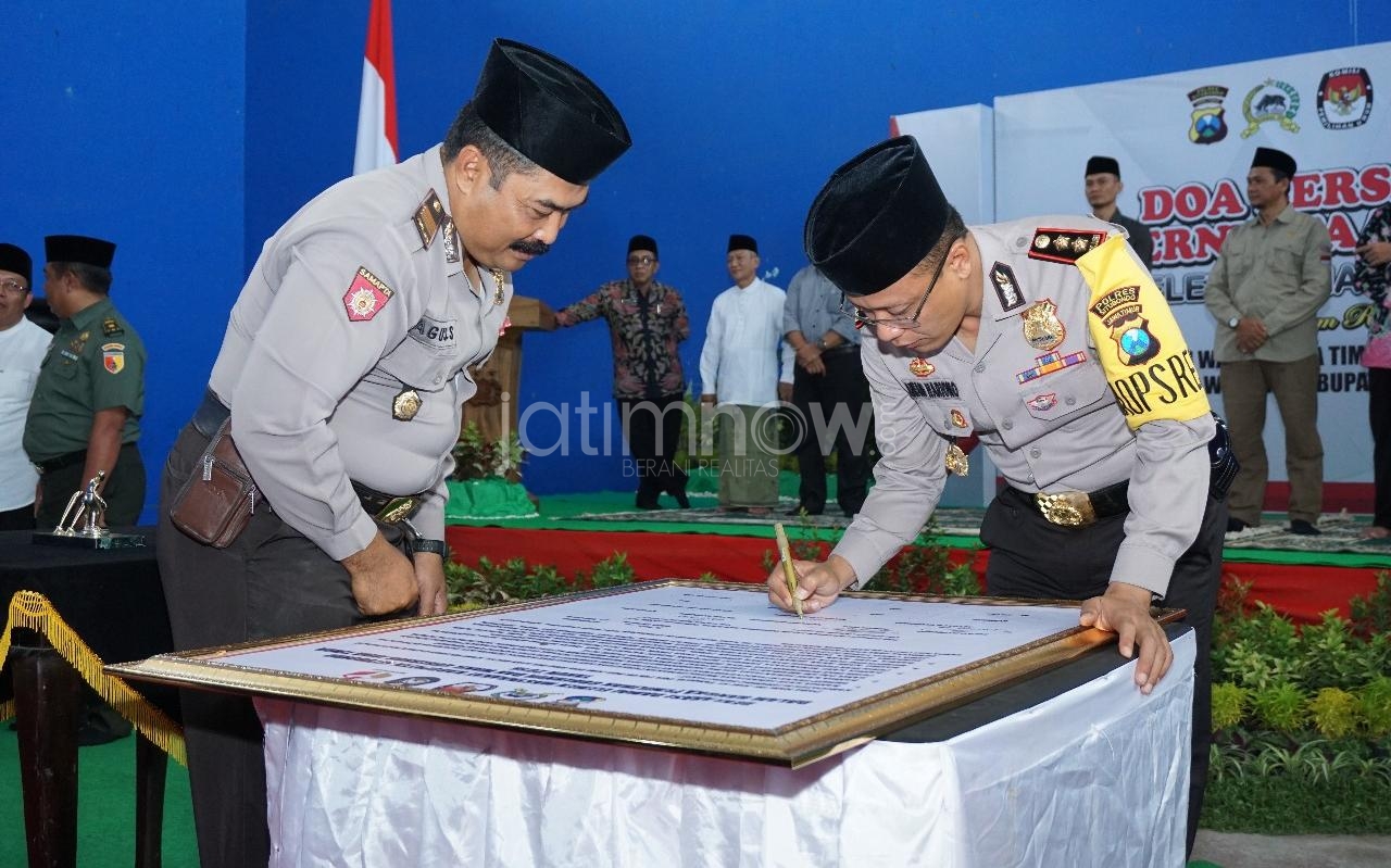 Kapolres Situbondo AKBP Awan Hariono menandatangani deklarasi damai./Foto: Istimewa.