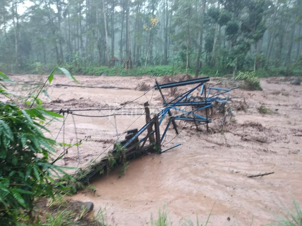 Banjir bandang di Banyuwangi./Foto: Irul Hamdani.