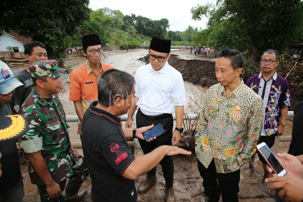 Bupati Anas meninjau lokasi terdampak banjir bandang./Foto: Humas for jatimnow.com.