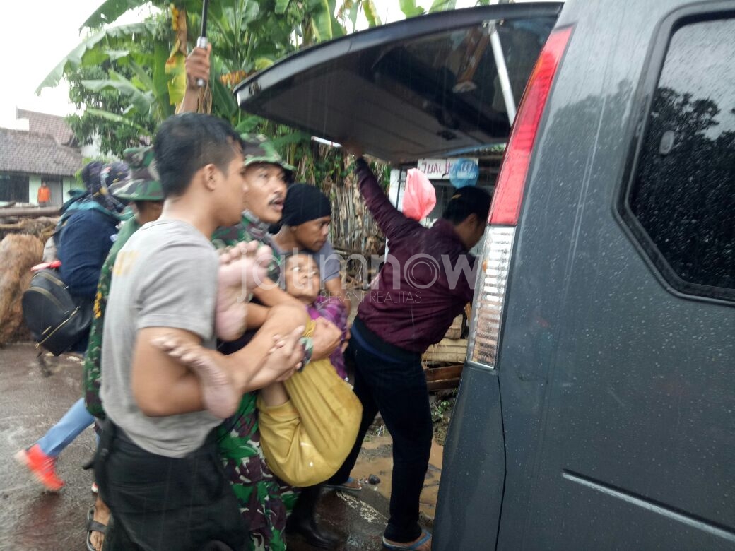 Anggota kepolian dibantu anggota TNI kompak mengevakuasi korban banjir./Foto: Irul Hamdani.