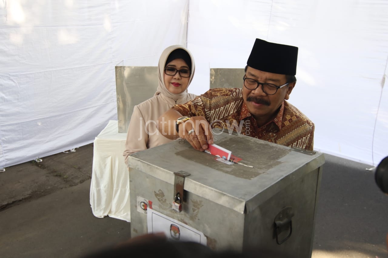 Gubernur Jatim Dr. H. Soekarwo bersama Istri Dra. Hj. Nina Soekarwo.