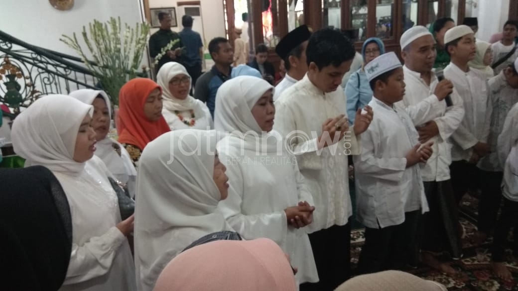 Khofifah saat hendak mencoblos.