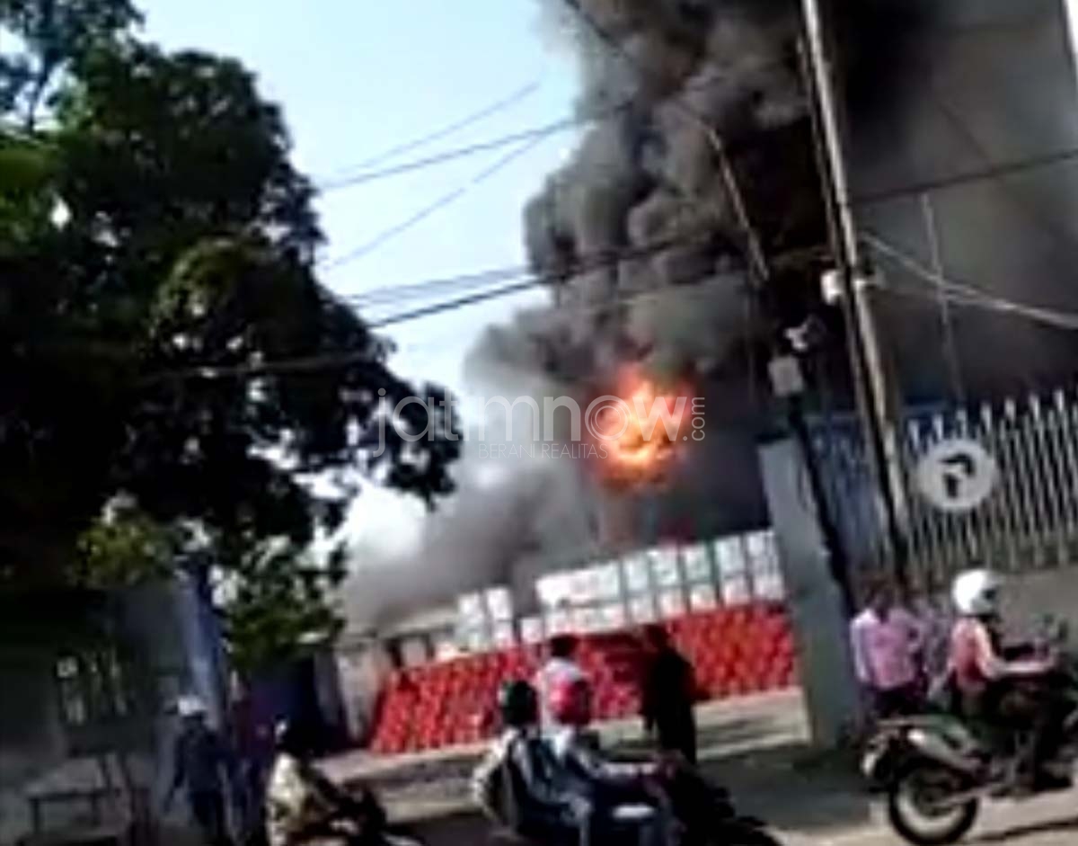 Pabrik tiner di Taman Sidoarjo yang terbakar.