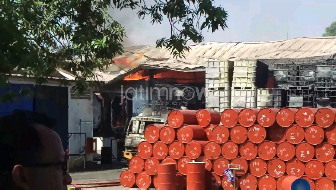 Pabrik tiner yang terbakar