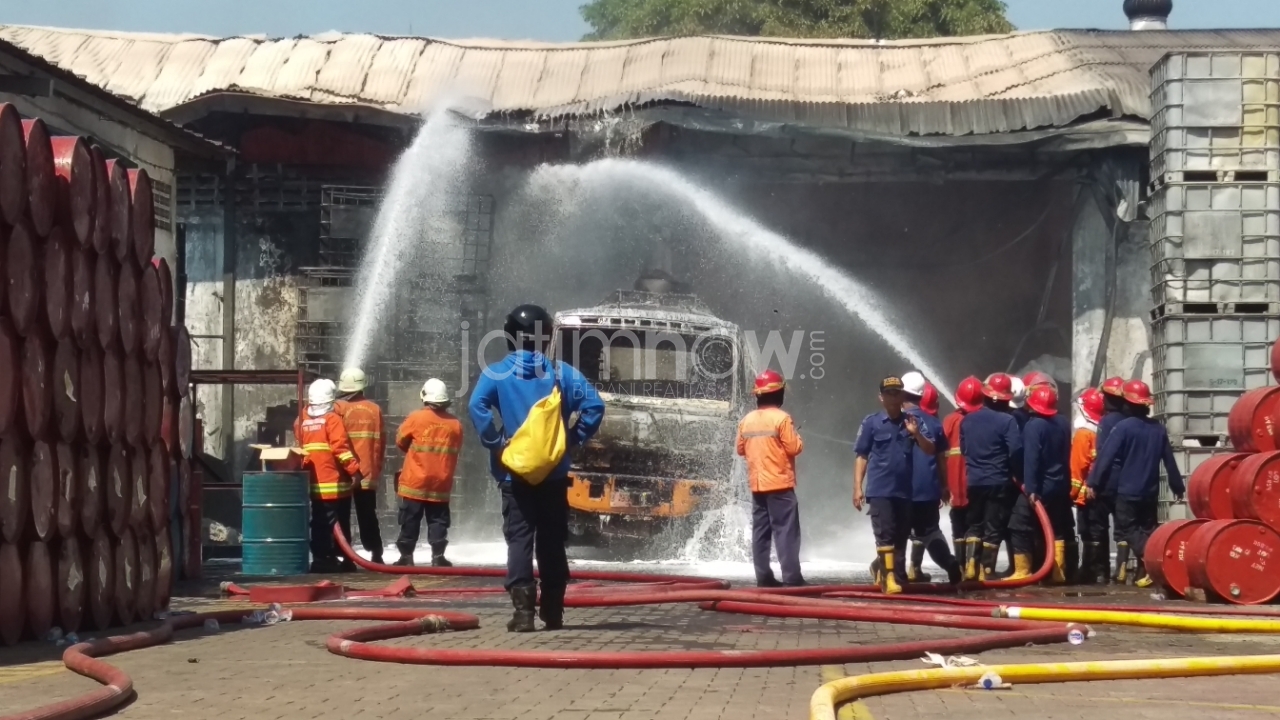 Petugas melakukan pembasahan.