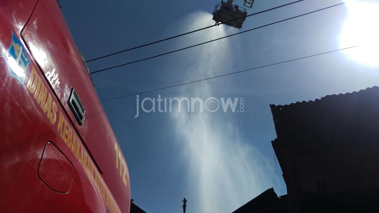 Tak Sampai 2 Jam, Gudang Mebel Terbakar di Surabaya Dapat Dipadamkan