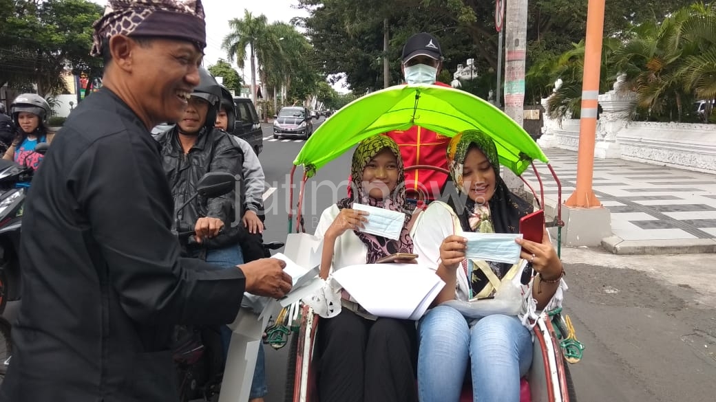 Jajaran pejabat Pemkab Banyuwangi membagikan masker kepada pengendara