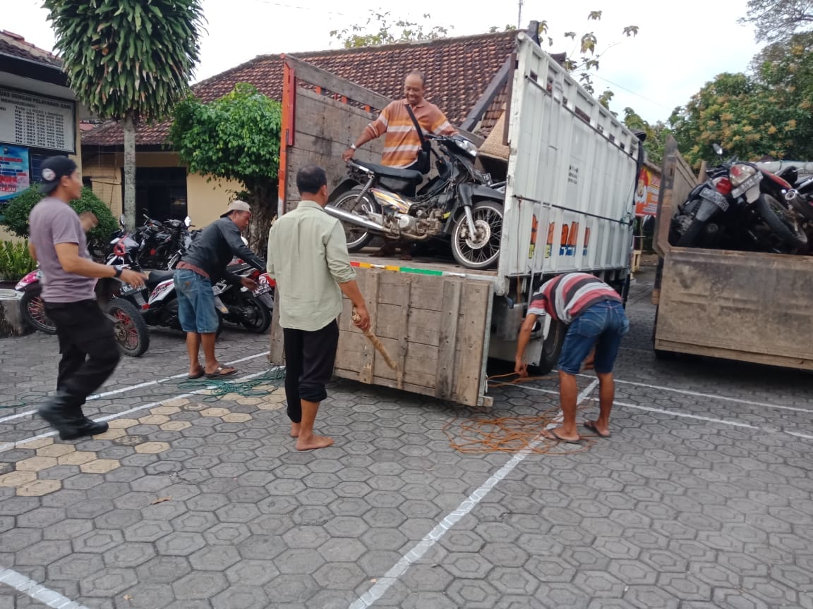 Sepeda motor penjudi sabung ayam diangkut polisi./Foto: Istimewa