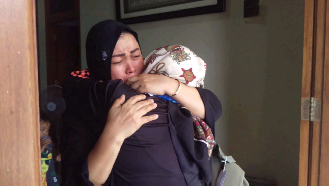 Istri almarhum menangis histeris/Arry Saputra