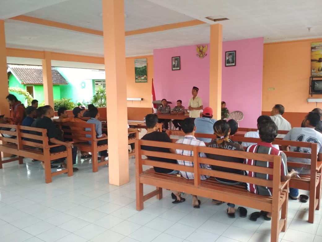 Warga saat di kantor desa