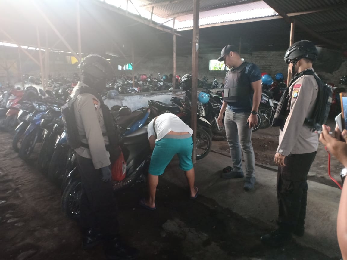Petugas mengidentifikasi motor di penitipan di Stasiun Pasuruan.