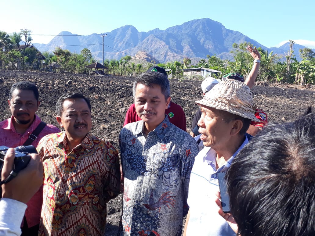Gubernur Bali dalam kegiatan tanam tebu bersama.