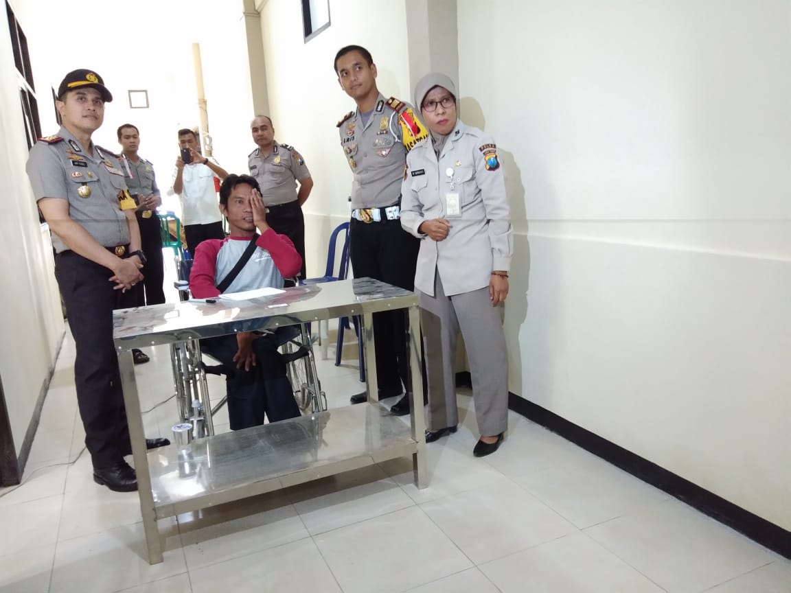 Salah satu peserta tes SIM gratis tengah uji kesehatan mata di Satlantas Polres Bojonegoro.