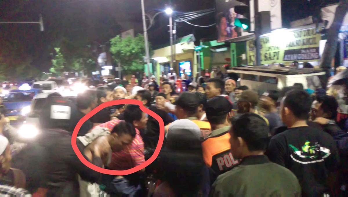 Diduga maling (dalam lingkaran) yang sempat dihakimi massa.