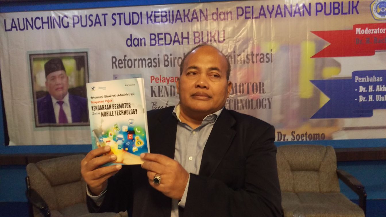 Aris Sunarya menunjukkan buku hasil karyanya.