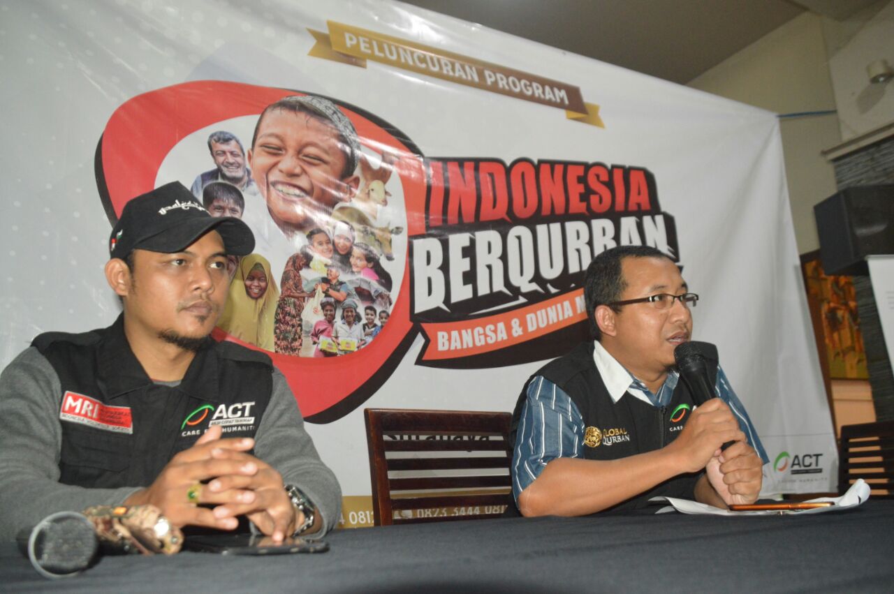 Humas ACT Dian Laksana (kiri) bersama Ponco Sri Ariyanto, Kepala Cabang Global Qurban-ACT Jatim saat presscon di Surabaya.