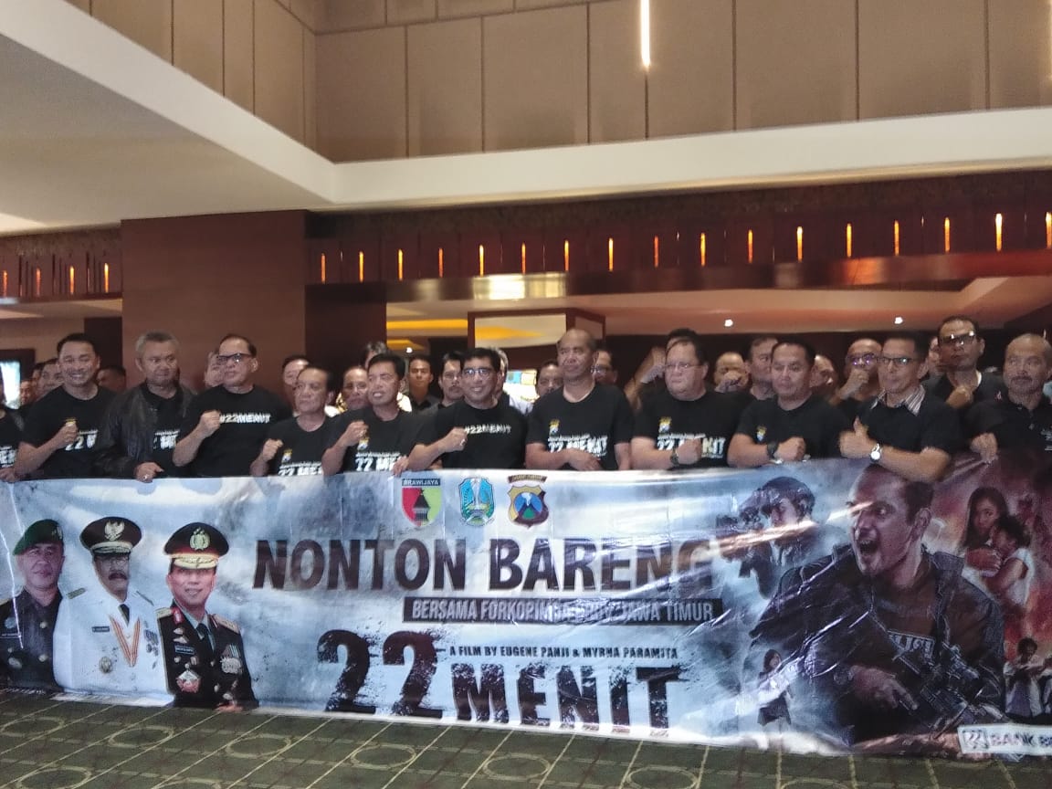 Kapolda berfoto bersama di lobi bioskop.