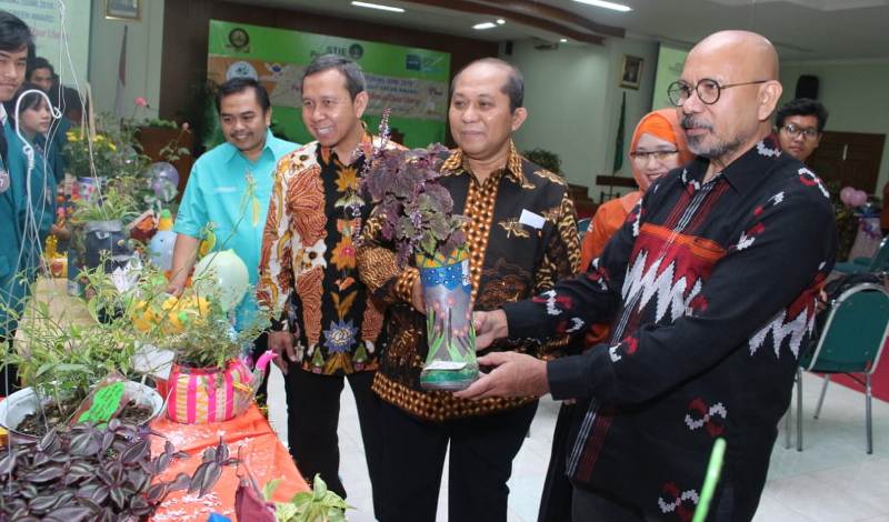 Daur ulang karya mahasiswa Perbanas saat dipamerkan/Foto: Fahrizal Tito