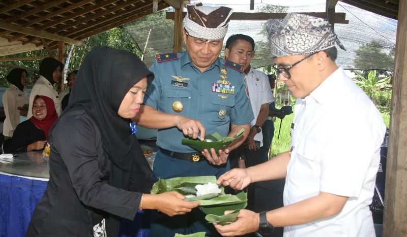 Bupati Anas dan Danlatamal V Laksamana Pertama TNI Edwin saat mencoba ithuk-ithukan/Foto: istimewa 